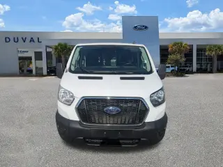 Ford Transit 2024 250 de 3 puertas, batalla corta, techo bajo y carrocería de carga
