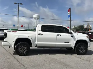 Toyota Tundra 2018 4x4 SR5 4dr CrewMax Cab Pickup SB (5.7L V8 FFV)