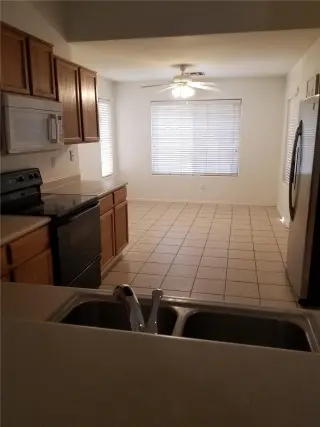 Propiedad en alquiler con 4 habitaciones y 2 baños en Avondale