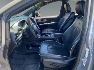 Chrysler Pacifica Plug-In Hybrid 2023 Limited 4dr Mini-Van