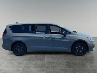 Chrysler Pacifica Plug-In Hybrid 2023 Limited 4dr Mini-Van