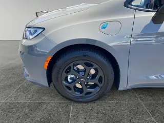Chrysler Pacifica Plug-In Hybrid 2023 Limited 4dr Mini-Van