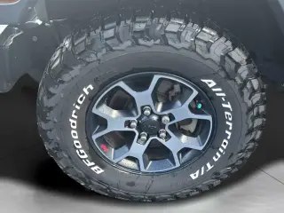 Jeep Wrangler Unlimited 2018 4x4 Sahara 4dr SUV (midyear release)
