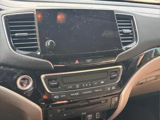 Honda Pilot 2021 Touring 4dr SUV w/Rear Captain's Chairs