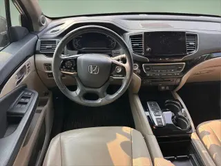 Honda Pilot 2021 Touring 4dr SUV w/Rear Captain's Chairs