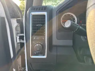 Ram 1500 Classic 2019 4x4 SLT 4dr Crew Cab 5.5 ft. SB Pickup