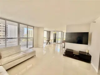 Propiedad en alquiler con 2 habitaciones y 2 baños en Aventura