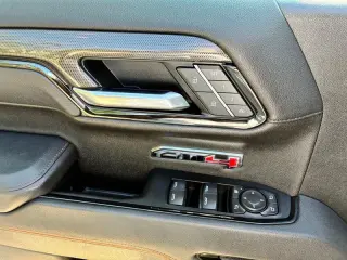 2025 GMC Sierra 1500 AT4 Crew Cab 4WD