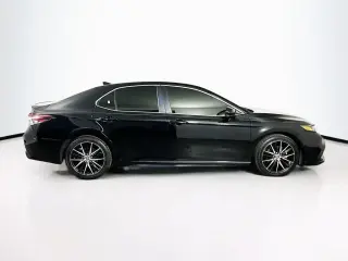 Toyota Camry 2021 SE Sedán de 4 puertas
