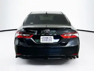 Toyota Camry 2021 SE Sedán de 4 puertas