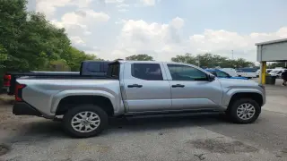Toyota Tacoma 2024 4x2 SR 4 puertas Doble Cabina Caja Corta de 5.0 pies