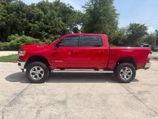 Ram 1500 2022 4x2 Big Horn 4 puertas Crew Cab batea de 5.6 pies