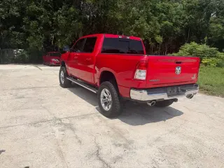 Ram 1500 2022 4x2 Big Horn 4 puertas Crew Cab batea de 5.6 pies