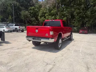 Ram 1500 2022 4x2 Big Horn 4 puertas Crew Cab batea de 5.6 pies