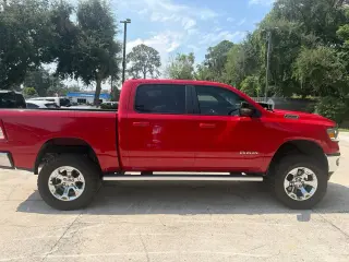 Ram 1500 2022 4x2 Big Horn 4 puertas Crew Cab batea de 5.6 pies