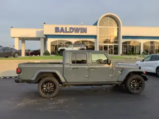 Jeep Gladiator 2025 4x4 Sport 4dr Crew Cab 5.0 ft. SB