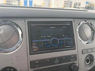 Ford F-350 Super Duty 2016 4x4 Lariat Cabina Tripulante de 4 puertas, distancia entre ejes de 176 pulg. Chasis DRW