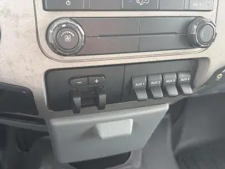 Ford F-350 Super Duty 2016 4x4 Lariat Cabina Tripulante de 4 puertas, distancia entre ejes de 176 pulg. Chasis DRW