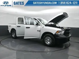 Ram 1500 Classic 2019 4x4 Tradesman 4p Camión Cabina Completa 5.5 pies ST Pickup
