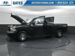 Ram 1500 Classic 2019 4x4 Tradesman 4p. Cabina de Conductor 5.5 pies SBT Camioneta