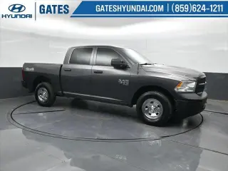 Ram 1500 Classic 2019 4x4 Tradesman 4p. Cabina de Conductor Completa 5.5 pies Cabina Extendida Pickup