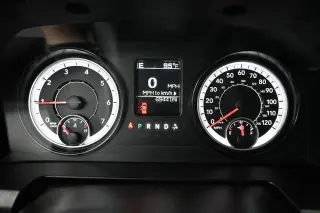 Ram 1500 Classic 2019 4x4 Tradesman 4p. Cabina de Conductor Completa 5.5 pies Cabina Extendida Pickup