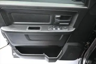 Ram 1500 Classic 2019 4x4 Tradesman 4p. Cabina de Conductor Completa 5.5 pies Cabina Extendida Pickup