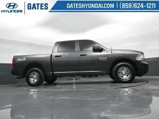 Ram 1500 Classic 2019 4x4 Tradesman 4p. Cabina de Conductor Completa 5.5 pies Cabina Extendida Pickup