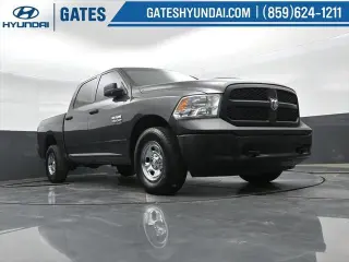 Ram 1500 Classic 2019 4x4 Tradesman 4p. Cabina de Conductor Completa 5.5 pies Cabina Extendida Pickup