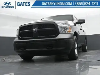 Ram 1500 Classic 2019 4x4 Tradesman 4p. Cabina de Conductor Completa 5.5 pies Cabina Extendida Pickup