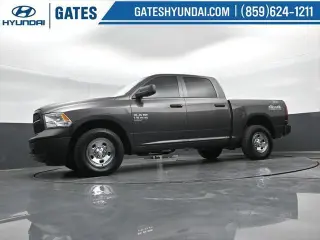 Ram 1500 Classic 2019 4x4 Tradesman 4p. Cabina de Conductor Completa 5.5 pies Cabina Extendida Pickup