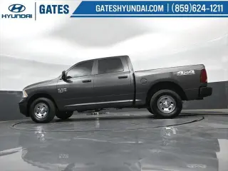 Ram 1500 Classic 2019 4x4 Tradesman 4p. Cabina de Conductor Completa 5.5 pies Cabina Extendida Pickup