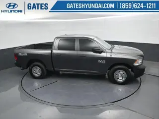 Ram 1500 Classic 2019 4x4 Tradesman 4p. Cabina de Conductor Completa 5.5 pies Cabina Extendida Pickup