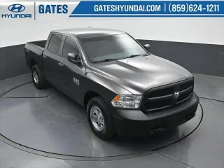 Ram 1500 Classic 2019 4x4 Tradesman 4p. Cabina de Conductor Completa 5.5 pies Cabina Extendida Pickup