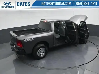 Ram 1500 Classic 2019 4x4 Tradesman 4p. Cabina de Conductor Completa 5.5 pies Cabina Extendida Pickup