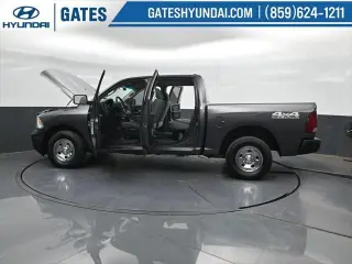 Ram 1500 Classic 2019 4x4 Tradesman 4p. Cabina de Conductor Completa 5.5 pies Cabina Extendida Pickup