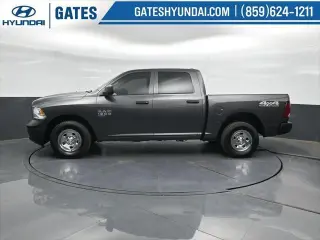 Ram 1500 Classic 2019 4x4 Tradesman 4p. Cabina de Conductor Completa 5.5 pies Cabina Extendida Pickup