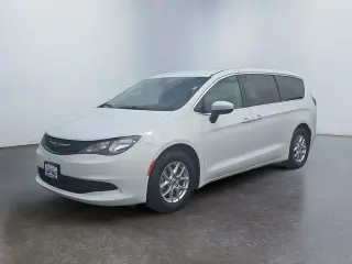Chrysler Voyager 2023 LX Mini-Van 4puertas