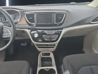 Chrysler Voyager 2023 LX Mini-Van 4puertas