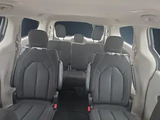 Chrysler Voyager 2023 LX Mini-Van 4puertas