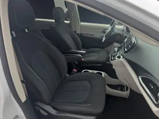 Chrysler Voyager 2023 LX Mini-Van 4puertas