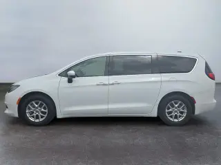 Chrysler Voyager 2023 LX Mini-Van 4puertas