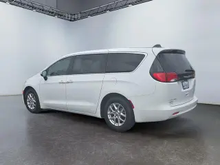 Chrysler Voyager 2023 LX Mini-Van 4puertas