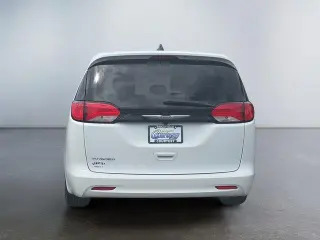 Chrysler Voyager 2023 LX Mini-Van 4puertas