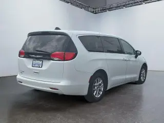Chrysler Voyager 2023 LX Mini-Van 4puertas