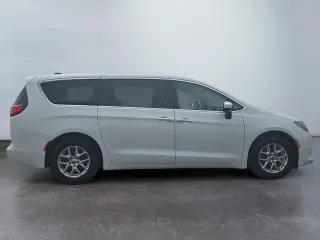 Chrysler Voyager 2023 LX Mini-Van 4puertas