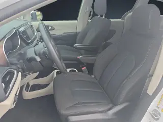 Chrysler Voyager 2023 LX Mini-Van 4puertas