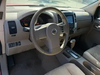 Nissan Frontier 2009 4x4 LE King Cab 4dr 5A