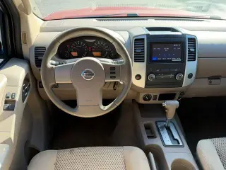 Nissan Frontier 2009 4x4 LE King Cab 4dr 5A