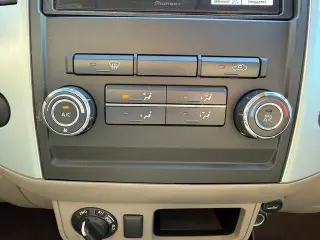 Nissan Frontier 2009 4x4 LE King Cab 4dr 5A